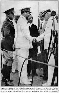 L'arrivo a Washington degli Atlantici - Il Gen. Balbo viene ricevuto dall'ammiraglio Ving capo dell'ufficio aereo, dall'ambasciatiore italiano Augusto Rosso, dal segretario navale Swanson, e da altre personalità